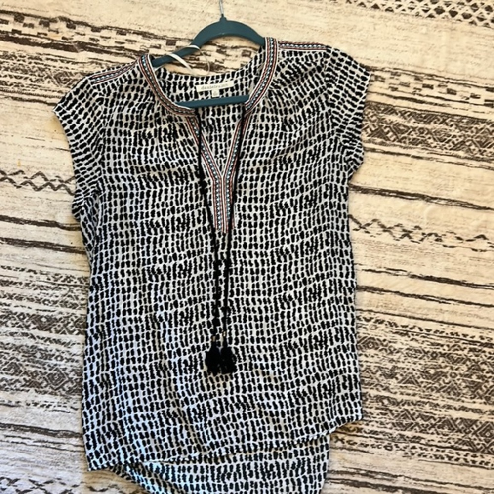 Danielrainn black and white shirt. Size medium
